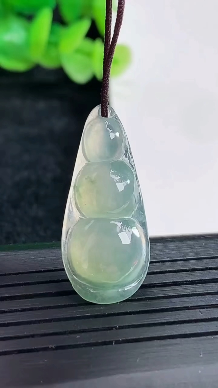 天然A货翡翠飘花福豆吊坠尺寸30.5-13.5-4.5重量:2.78g
4月17日