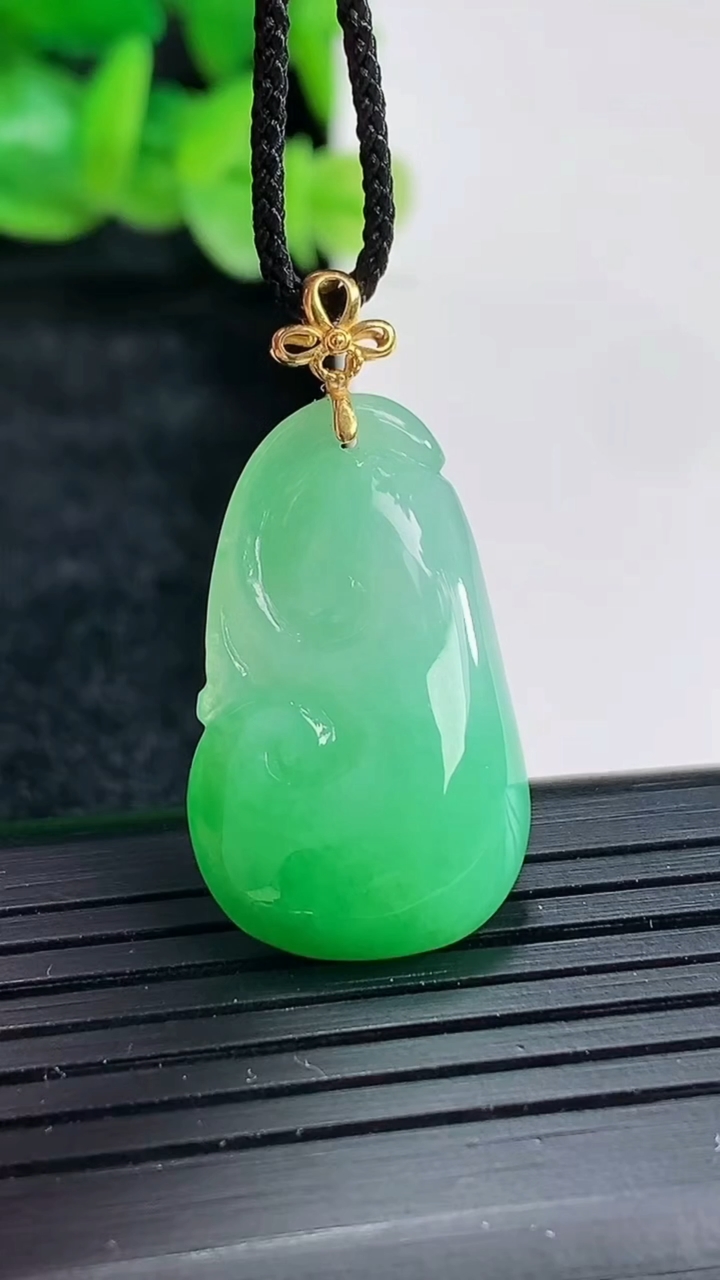 天然A货翡翠如意吊坠尺寸25-16.5-5.6重量:4.32g
4月17日