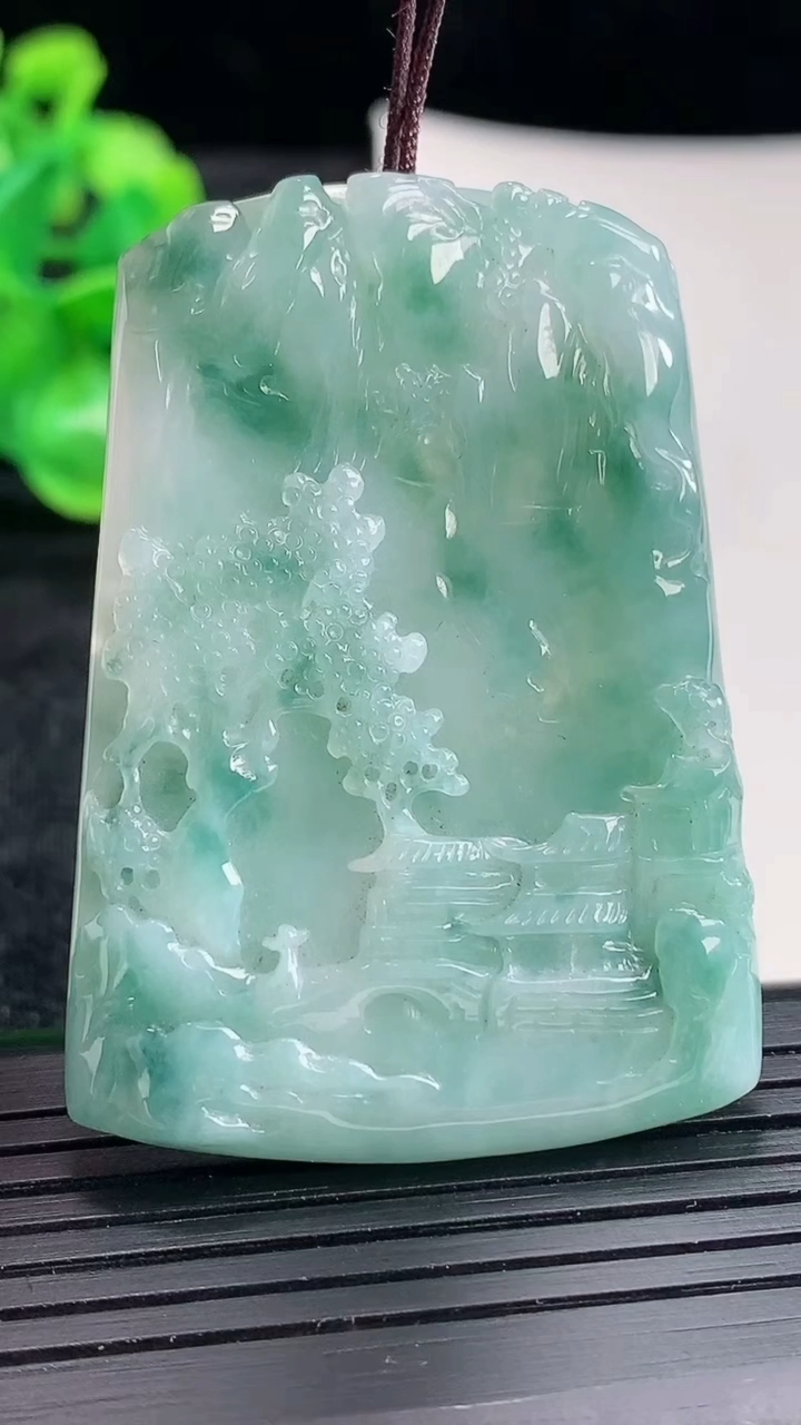 天然A货翡翠牌吊坠尺寸51-36.5-4.5重量:22.84g
4月17日