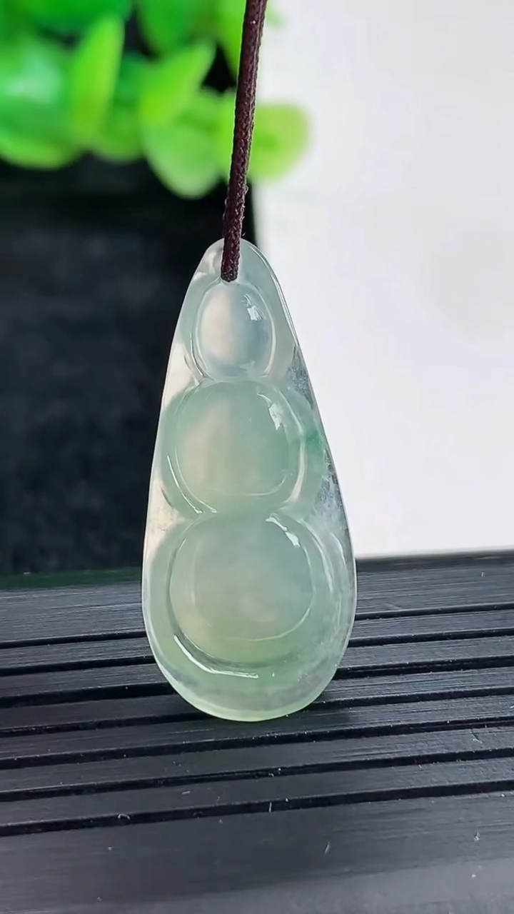 天然A货翡翠飘花福豆吊坠尺寸30.5-13.5-4.5重量:2.78g
4月17日