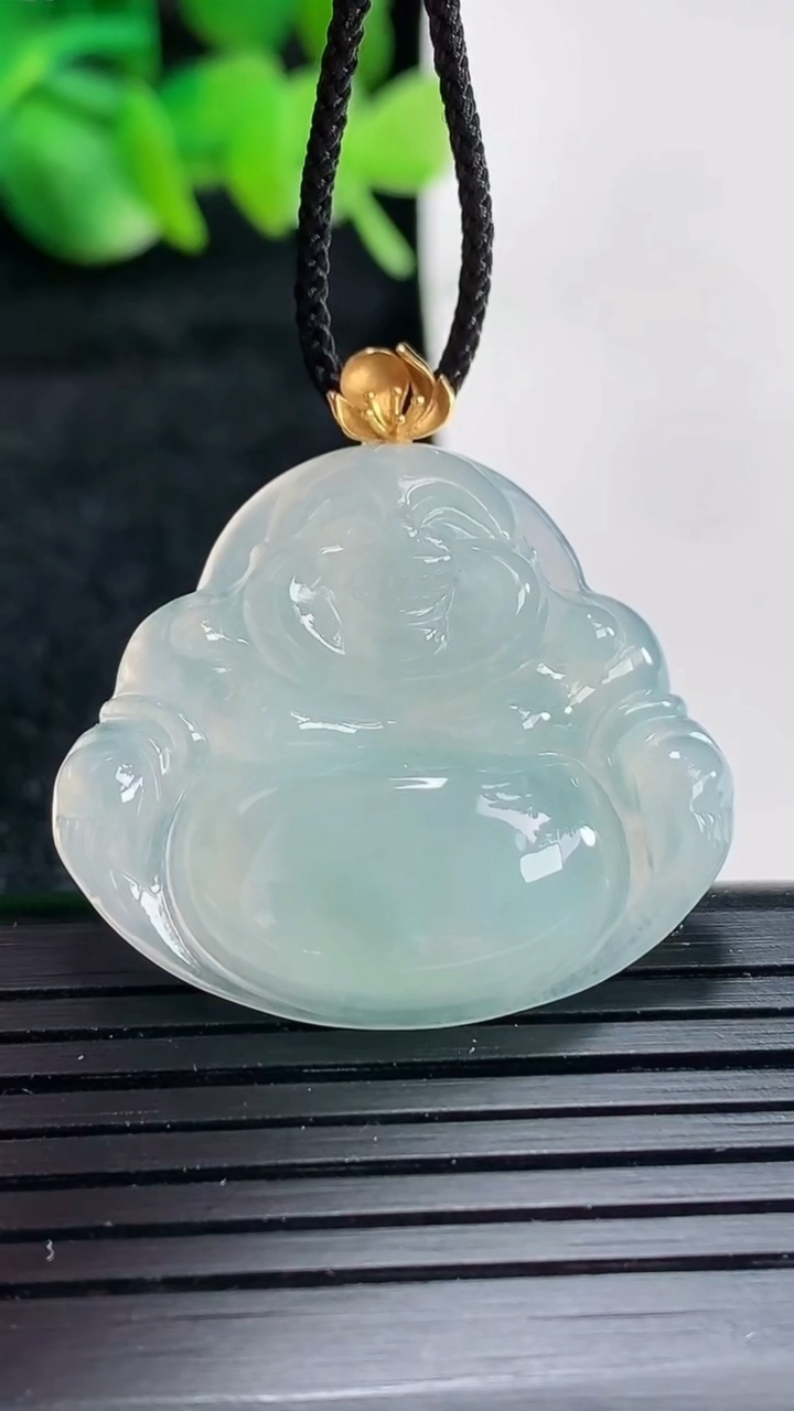 天然A货翡翠佛公吊坠尺寸26.5-31-5.5重量:6.92g
4月17日