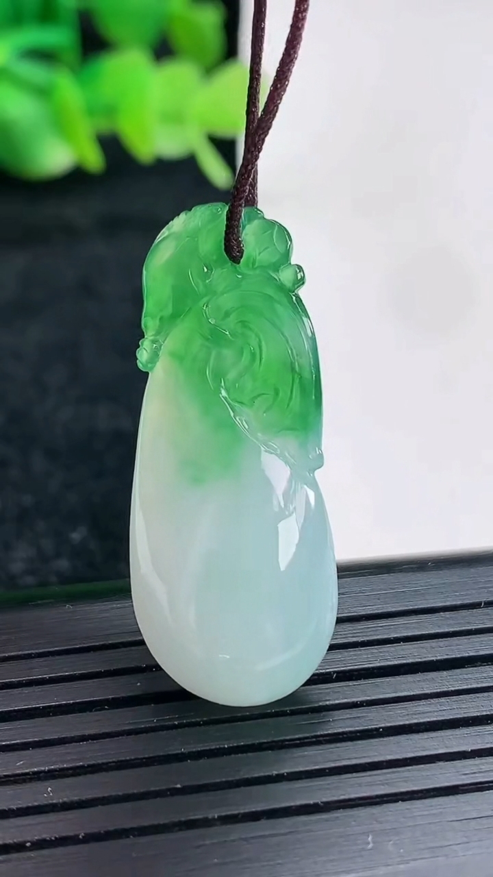 天然A货翡翠福袋吊坠尺寸35-14-6.5重量:4.82g
4月17日