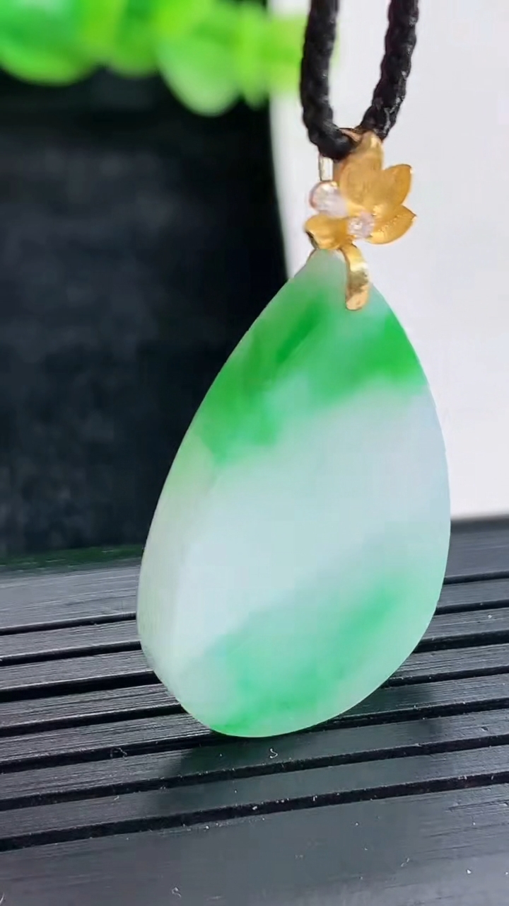 天然A货翡翠水滴吊坠尺寸28-18-3.8重量:4.63g
4月17日
