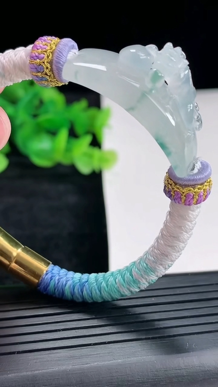 天然A货翡翠飘花貔貅手牌吊坠尺寸32.5-11-14.6重量:18.52g
4月17日