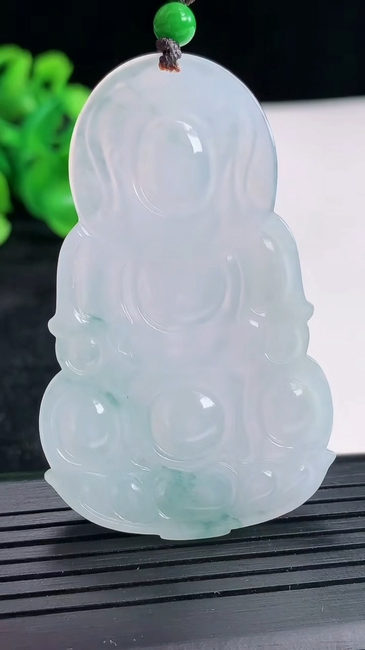 天然A货翡翠飘花正装观音吊坠尺寸58.6-36-6.2重量:21.91g
4月17日