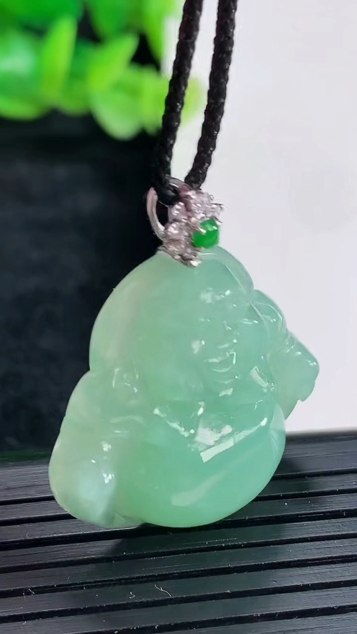 天然A货翡翠佛公吊坠尺寸25-28-8.5重量:9.61g
4月17日