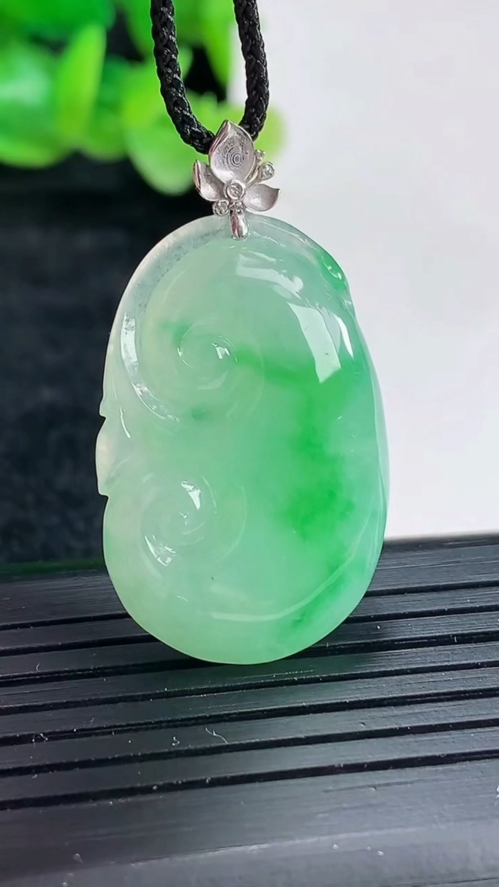 天然A货翡翠如意吊坠尺寸28.5-20-6重量:7.32g
4月17日