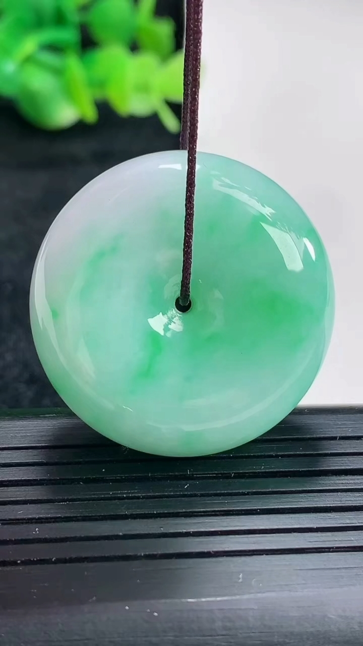 天然A货翡翠平安扣吊坠尺寸33-12.5重量:29.43g
4月17日