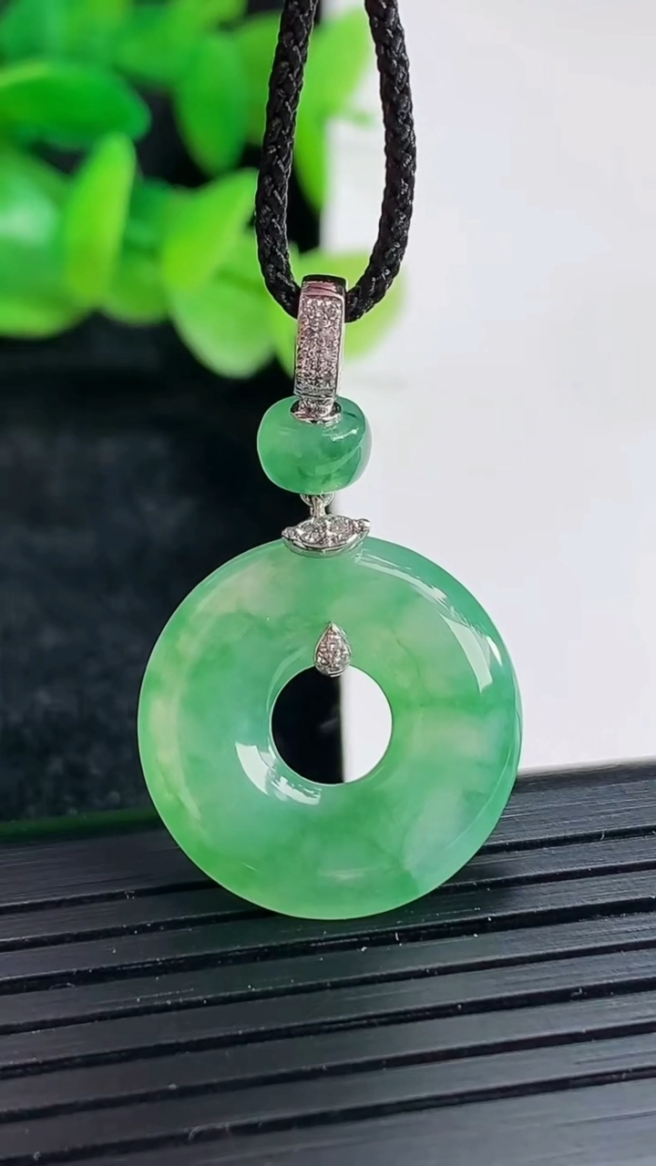 天然A货翡翠平安环吊坠尺寸19.5-3.3重量:3.14g
4月17日