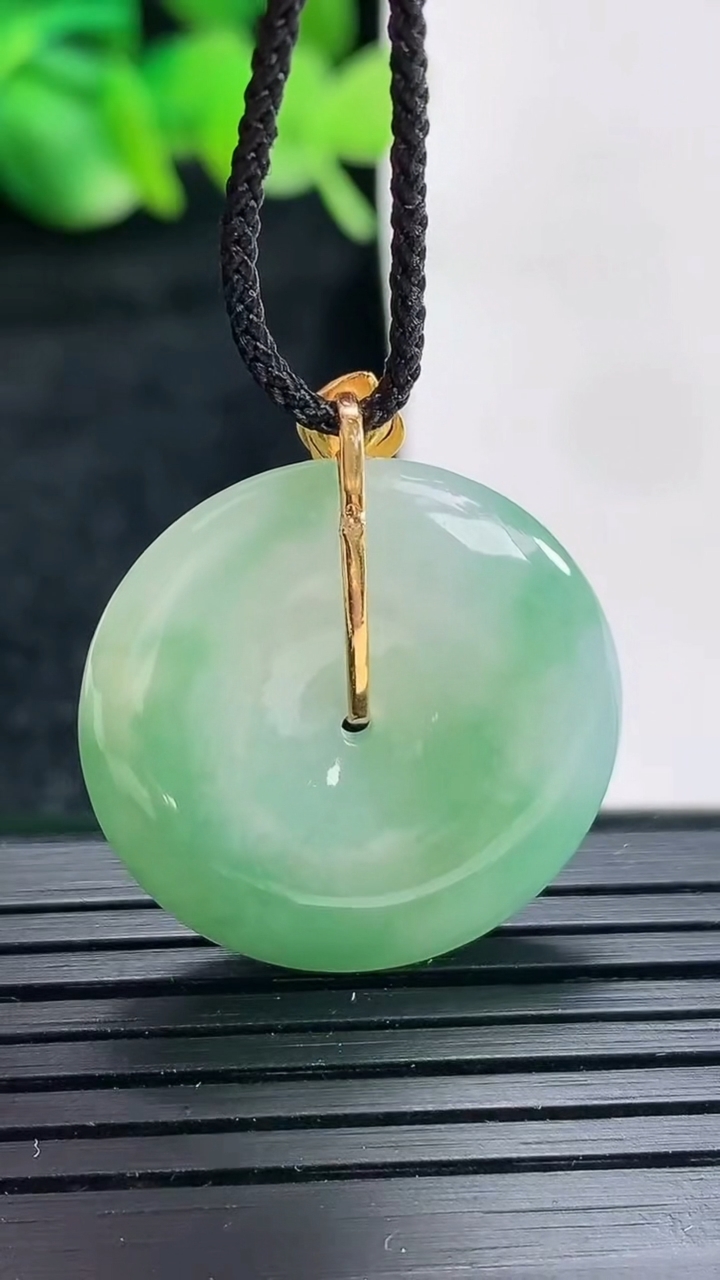 天然A货翡翠平安扣吊坠尺寸25-5.2重量:6.81g
4月17日