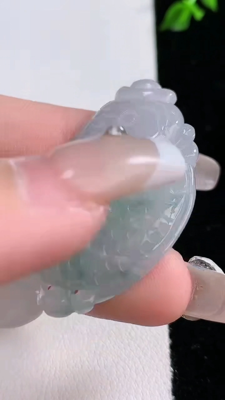 天然A货翡翠飘花年年有余吊坠，尺寸49.8-27.7-5，重:12.53g
4月17日