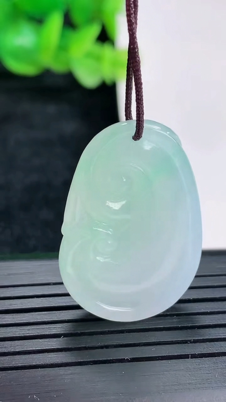 天然A货翡翠如意吊坠尺寸30-20.5-5.5重量:6.92g
4月17日