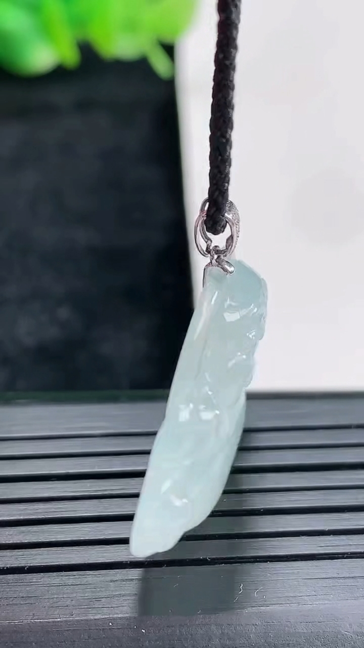 天然A货翡翠佛公吊坠尺寸26.5-30-5.5重量:6.33g
4月17日