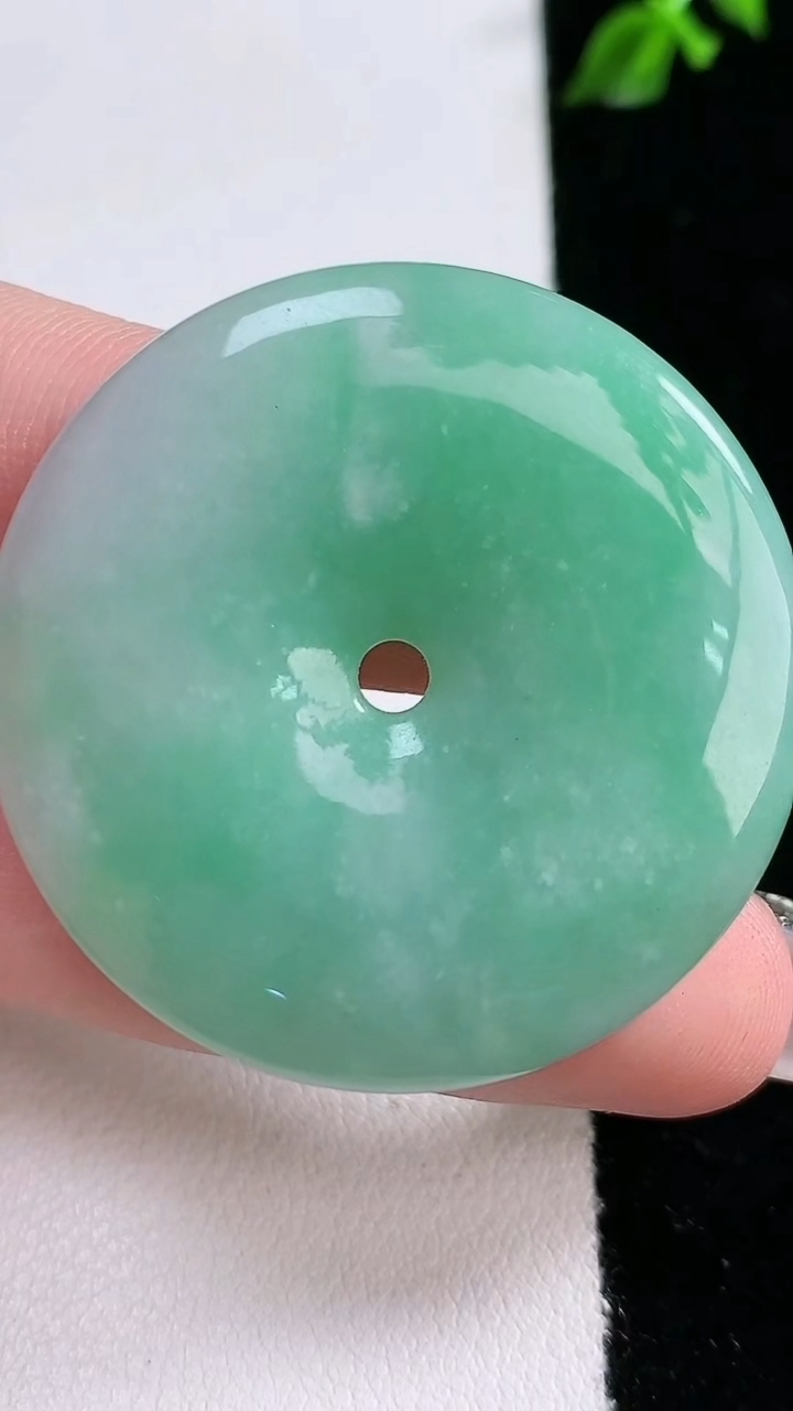 天然A货翡翠平安扣吊坠，尺寸38.6-6.6，重:21.41g
4月17日