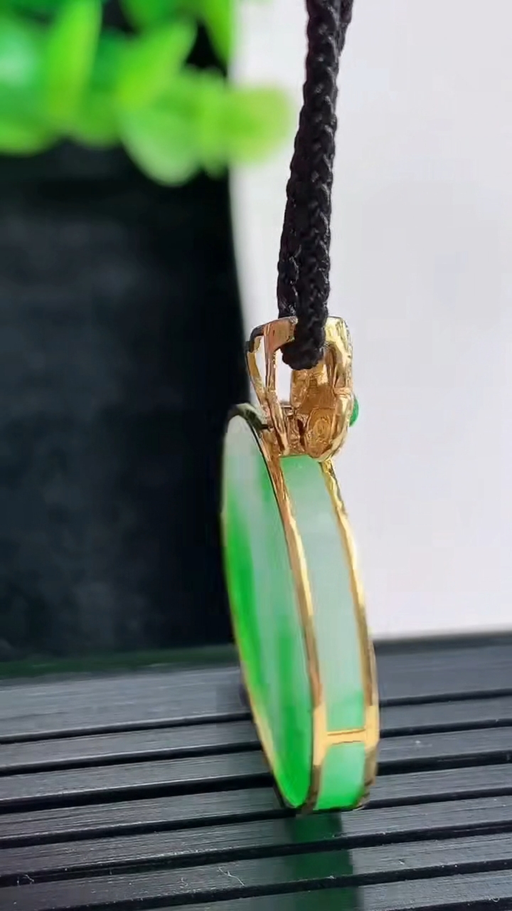 天然A货翡翠无事牌吊坠尺寸30.5-23-3.3，裸石23重量:5.00g
4月17日