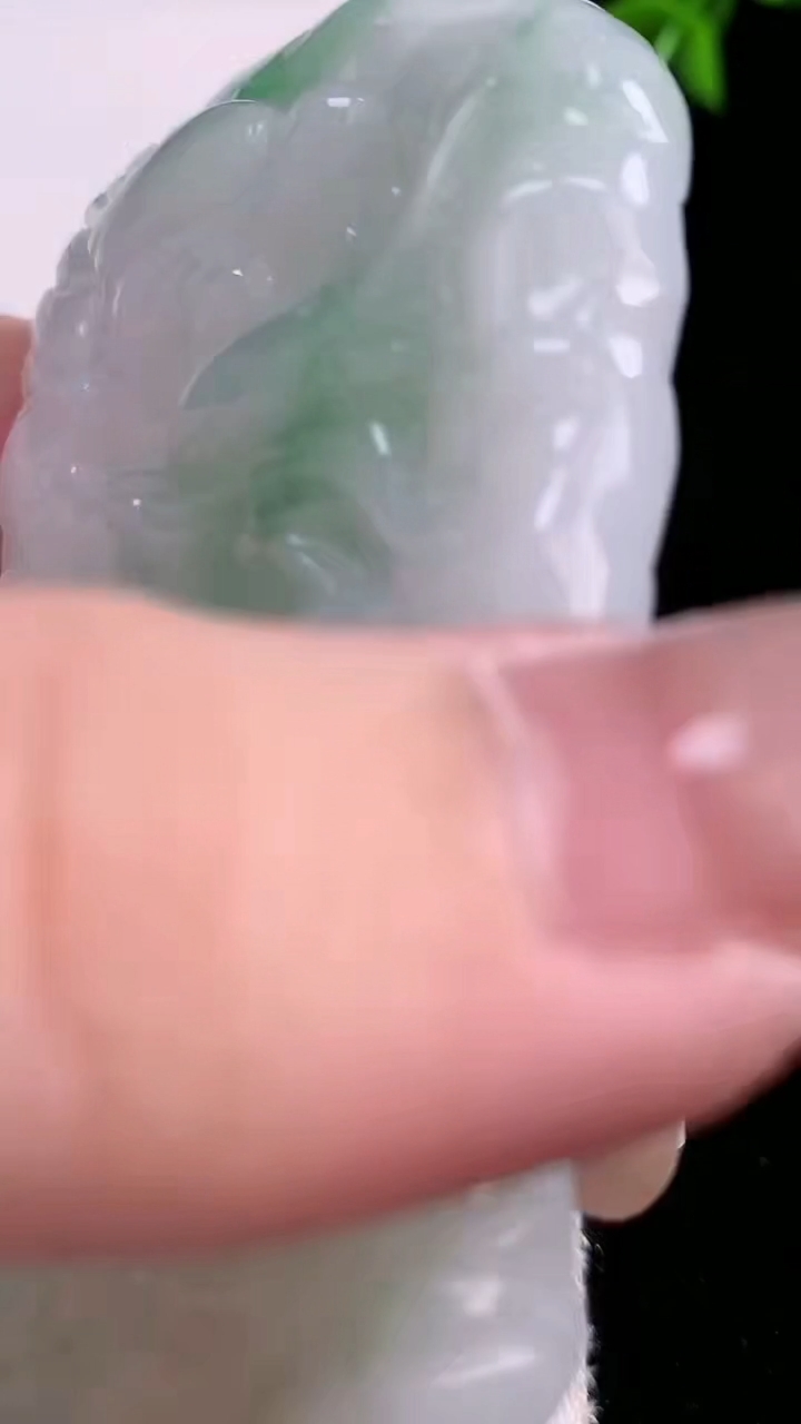 天然A货翡翠九龙至尊 龙牌吊坠，尺寸70-45-12，重:77.11g
4月17日