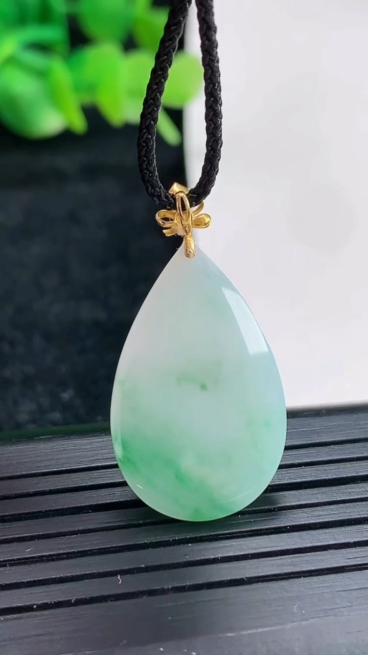 天然A货翡翠水滴吊坠尺寸25.5-16.5-6.2重量:4.96g
4月17日