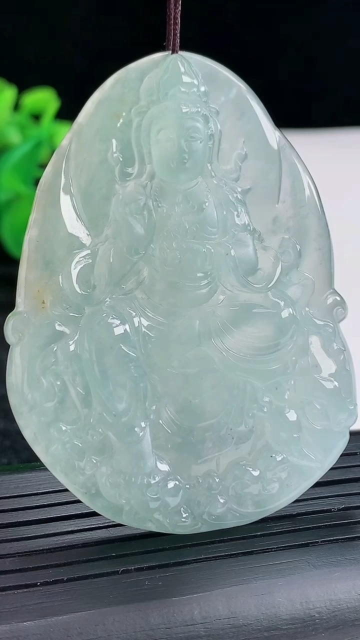 天然A货翡翠观音菩萨吊坠尺寸62-45.6-6.2重量:37.79g
4月17日