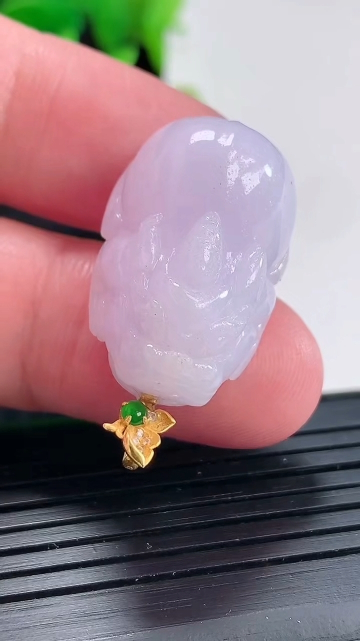 天然A货翡翠18k金紫罗兰貔貅吊坠尺寸25-17.5-13重量:11.18g
4月17日