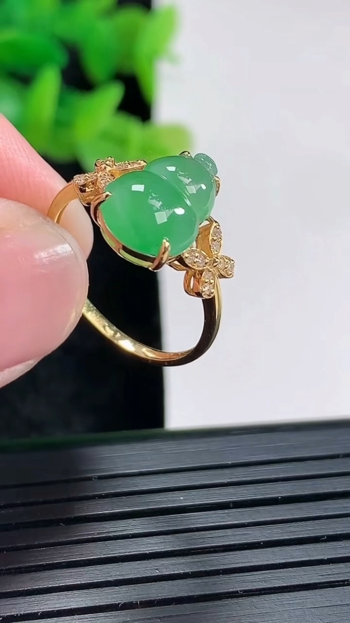 天然A货翡翠葫芦戒指尺寸内径16.6，尺寸12-8.2-4.6重量:2.39g2026年4月17日
