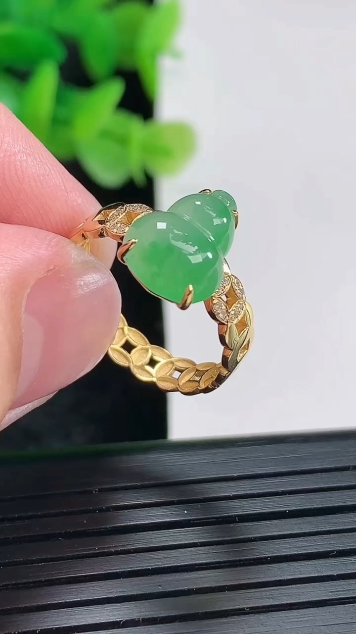 天然A货翡翠葫芦戒指尺寸内径17，尺寸11-8-5重量:2.36g2026年4月17日
工厂直销收藏