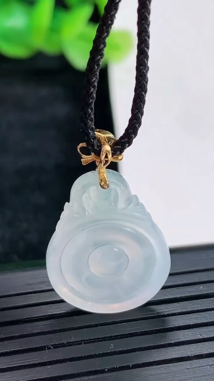 天然A货翡翠种白冰福贝吊坠尺寸23-17-2.5重量:1.76g
4月17日