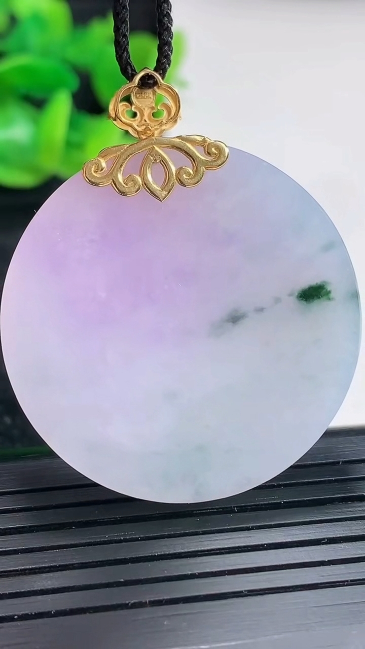 天然A货翡翠18k金紫罗兰飘花无事牌吊坠尺寸36-5.5重量:18.89g
4月17日