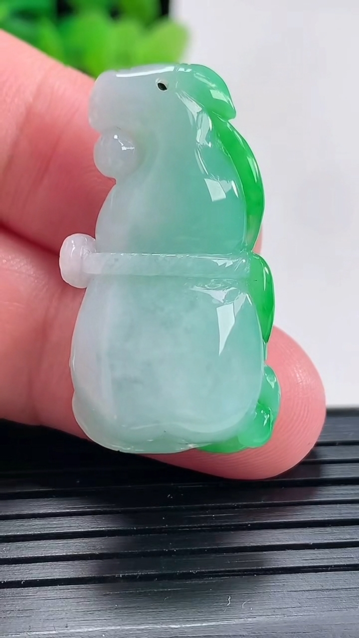 天然A货翡翠葫芦吊坠尺寸35-18.6-11重量:9.93g
4月17日