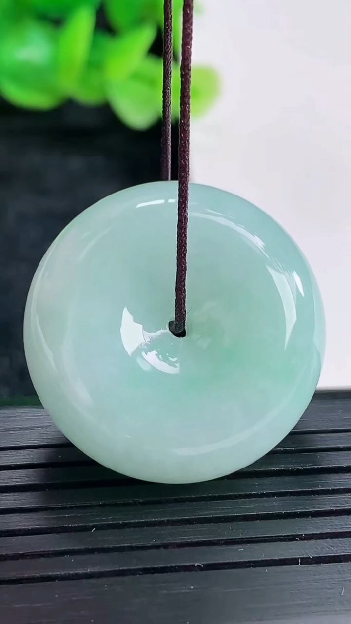 天然A货翡翠平安扣吊坠尺寸28-12重量:20.18g
4月17日