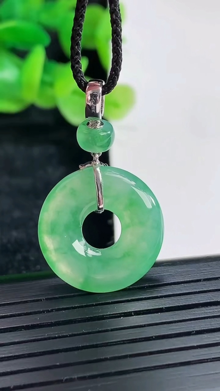 天然A货翡翠平安环吊坠尺寸19.5-3.3重量:3.14g
4月17日