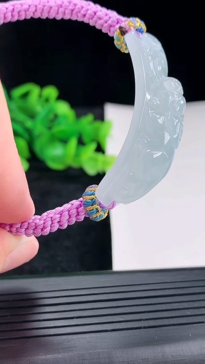 天然A货翡翠貔貅手牌尺寸45.5-13-10重量:21.24g
4月17日