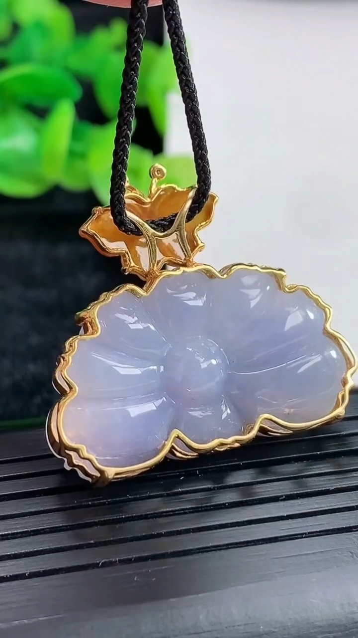 天然A货翡翠18k金紫罗兰和和美美 荷花吊坠尺寸31-33.5-10.8，裸石19-33重量:12.96g
4月17日