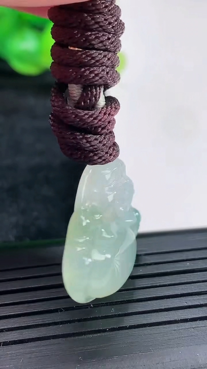 天然A货翡翠佛公吊坠尺寸23.6-27-5.5重量:8.24g
4月17日