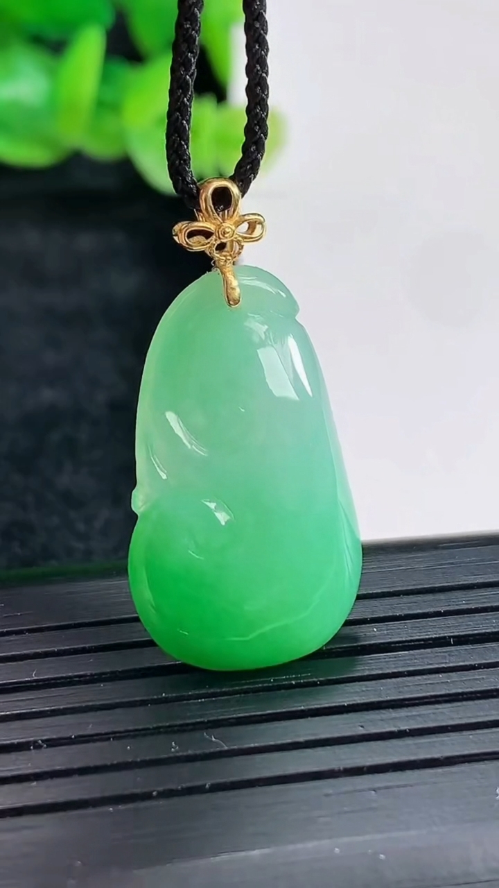 天然A货翡翠如意吊坠尺寸25-16.5-5.6重量:4.32g
4月17日