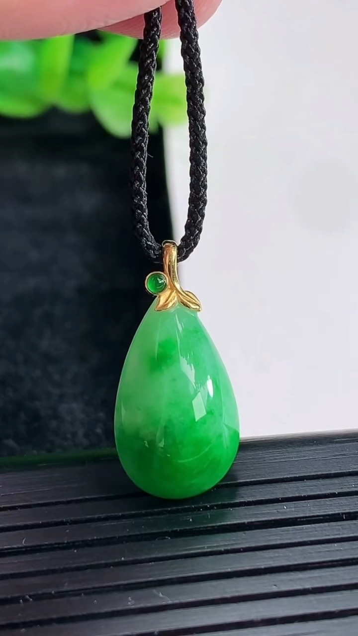 天然A货翡翠水滴吊坠尺寸16.5-11.6-7重量:2.67g
4月17日