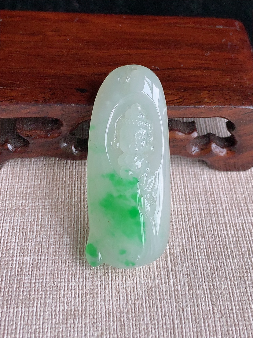 天然A货翡翠飘阳绿宝宝佛吊坠  
尺寸48.2-20.4-11mm 重量17.90g 0415