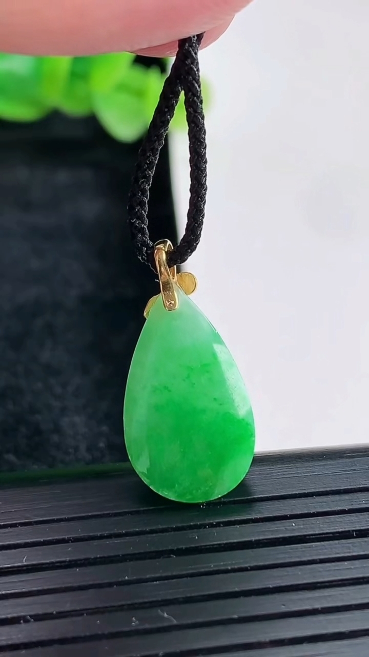 天然A货翡翠水滴吊坠尺寸16.5-11.6-7重量:2.67g
4月17日