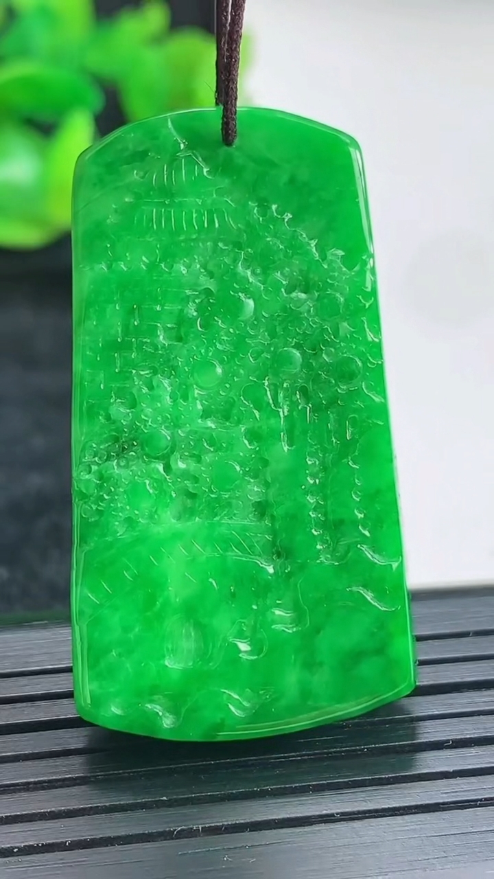 天然A货翡翠山水牌吊坠尺寸43-23.6-10重量:20.25g
4月17日