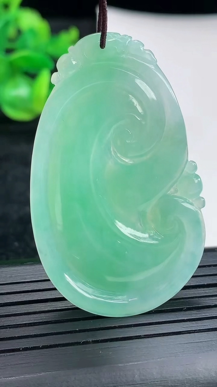 天然A货翡翠如意吊坠尺寸50-31-4.2重量:12.08g
4月17日