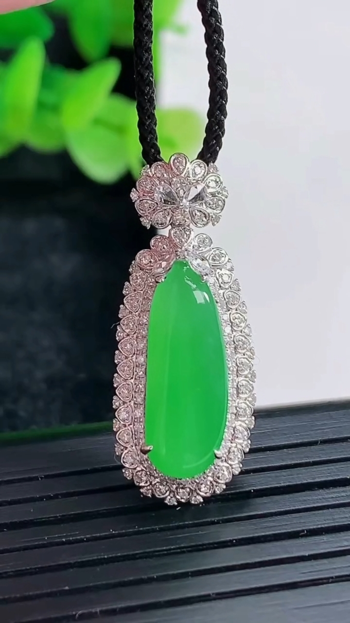 天然A货翡翠福瓜吊坠尺寸29.5-12-9.2，裸石18-6.5重量:3.62g
4月17日