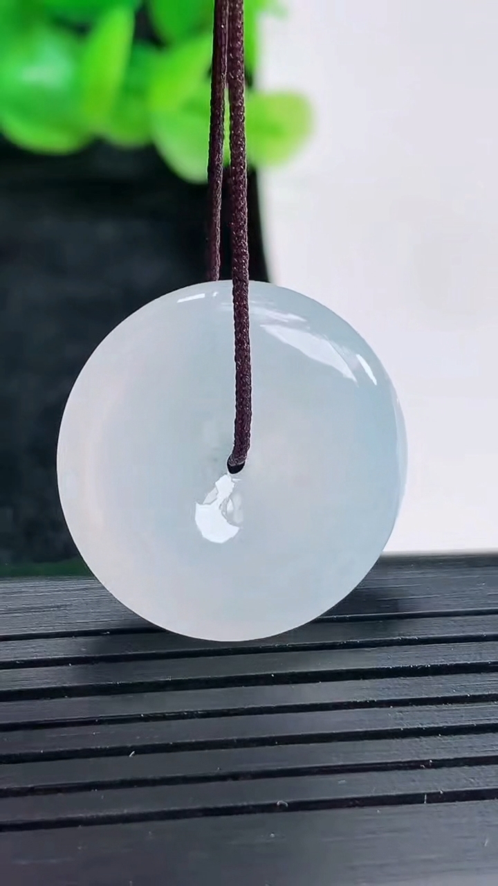 天然A货翡翠平安扣吊坠尺寸24-5.8重量:6.92g
4月17日