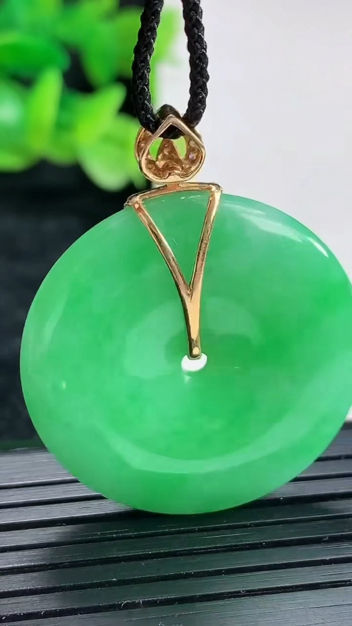 天然A货翡翠平安扣吊坠尺寸31.6-5.5重量:12.66g
4月17日