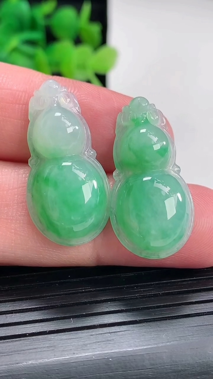 天然A货翡翠葫芦吊坠一对尺寸29-15-5.2重量:6.89g
4月17日