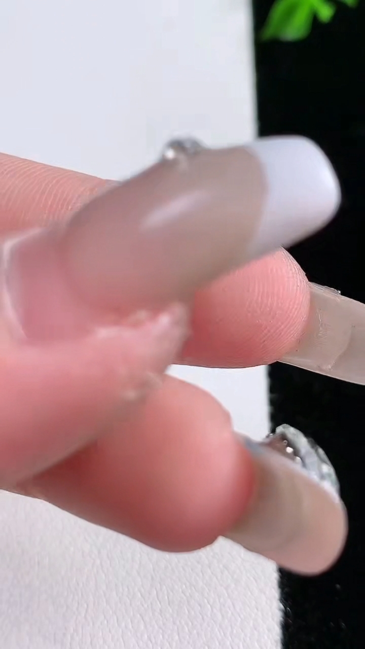 天然A货翡翠无事牌吊坠，尺寸21.5-14.5-7.5，重:3.08g
4月17日