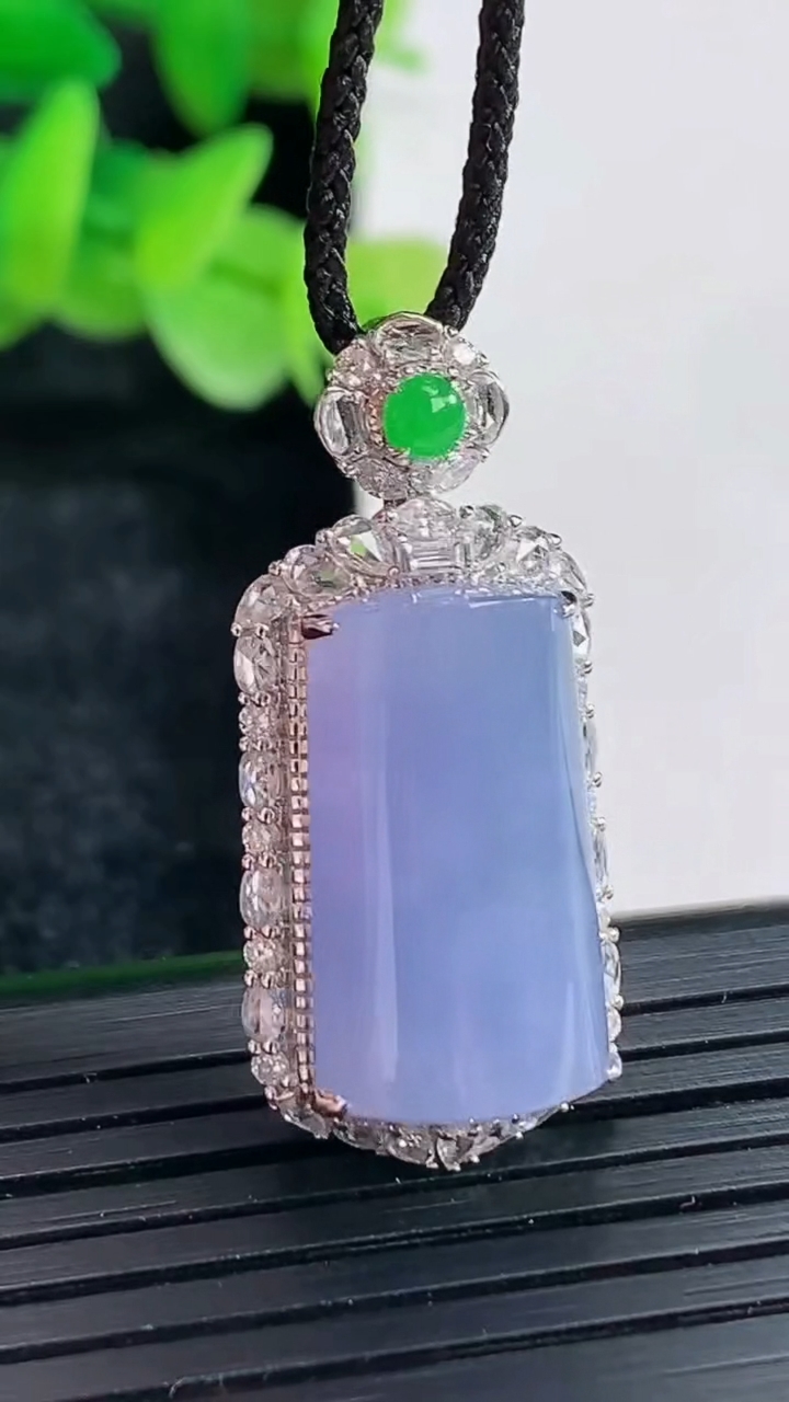 天然A货翡翠18k金紫罗兰无事牌吊坠尺寸31.5-14.5-11，裸石19-10.6重量:5.41g
4月17日