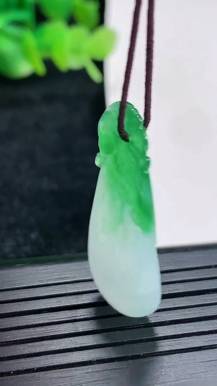 天然A货翡翠福袋吊坠尺寸35-14-6.5重量:4.82g
4月17日