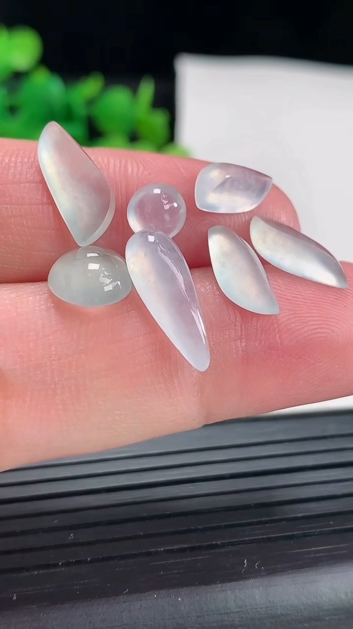 天然A货翡翠随形蛋面镶嵌件一手尺寸15-5-4重量:3.00g
4月17日