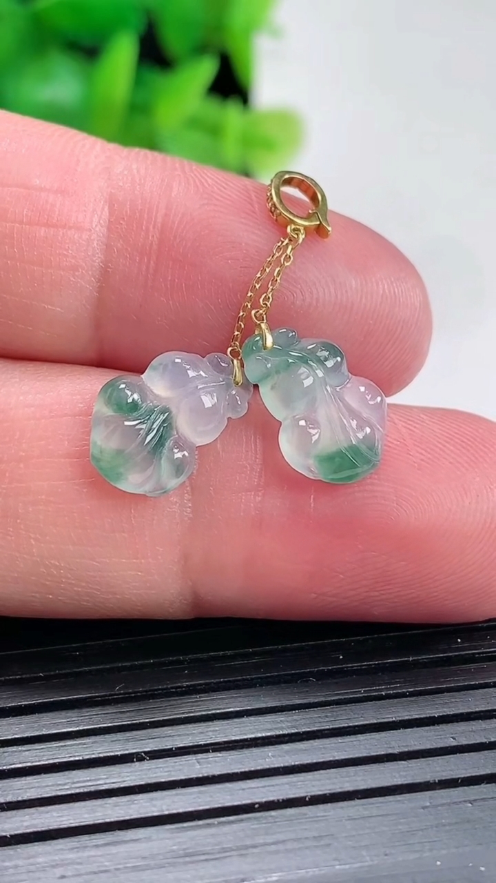 天然A货翡翠种飘花年年有余吊坠尺寸12.5-8.5-2.5重量:1.10g
4月17日