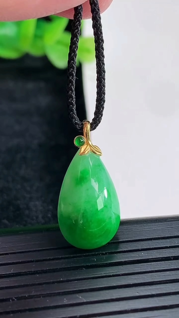 天然A货翡翠水滴吊坠尺寸16.5-11.6-7重量:2.67g
4月17日