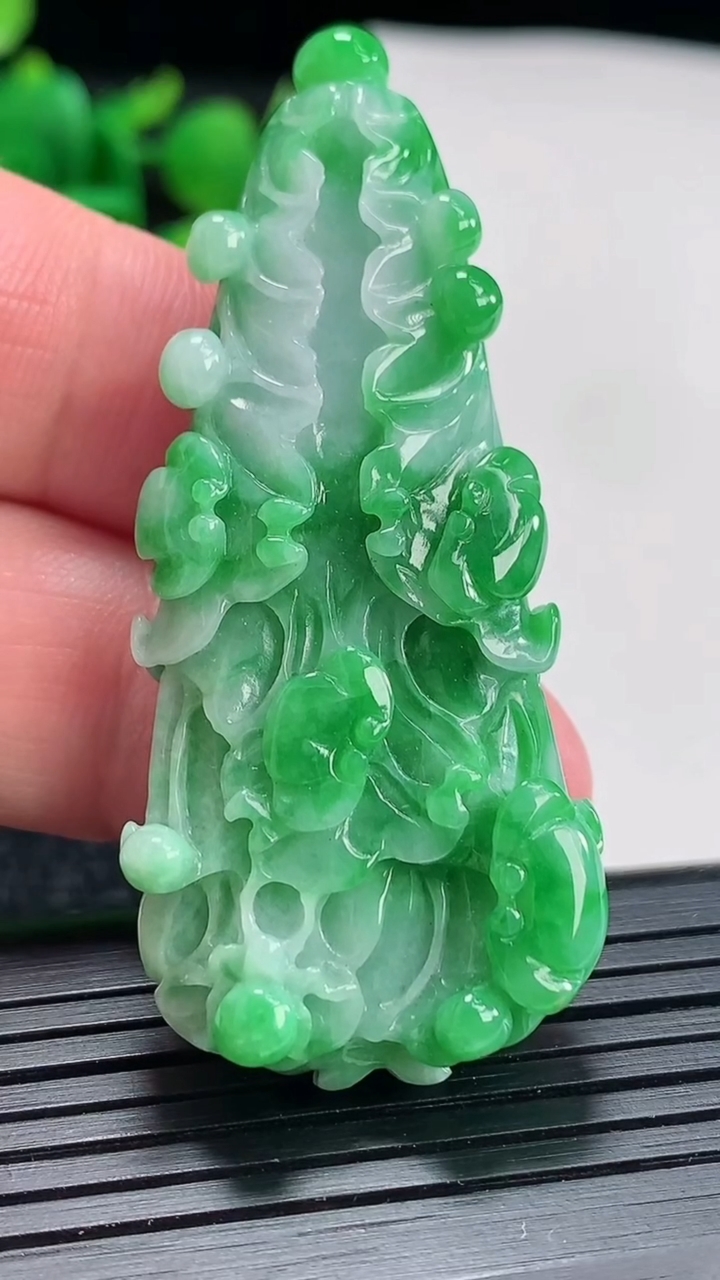 天然A货翡翠白菜吊坠尺寸56.6-25-11.2重量:21.38g
4月17日